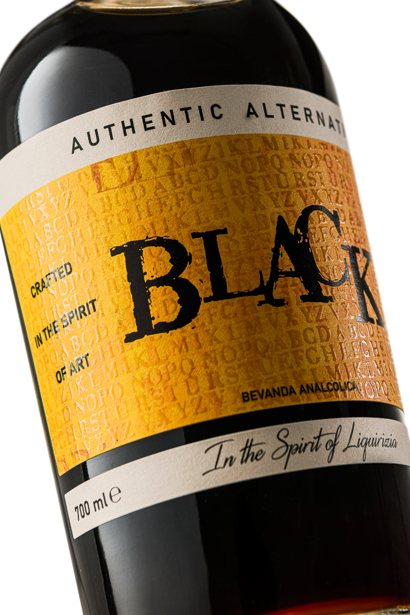 Liquore Digestivo analcolico  freely black foto sfondo bianco bottiglia myazero spirits 700ml