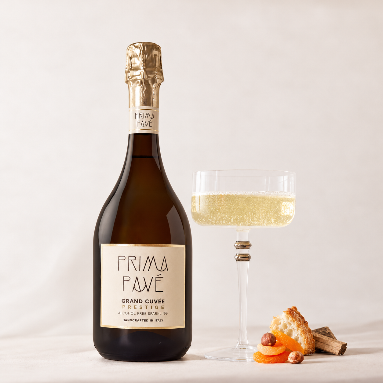 Prima Pavé Grand Cuvée Prestige 0.0%, spumante analcolico premium con note di rovere, vaniglia e nocciola tostata, dal gusto secco e raffinato.