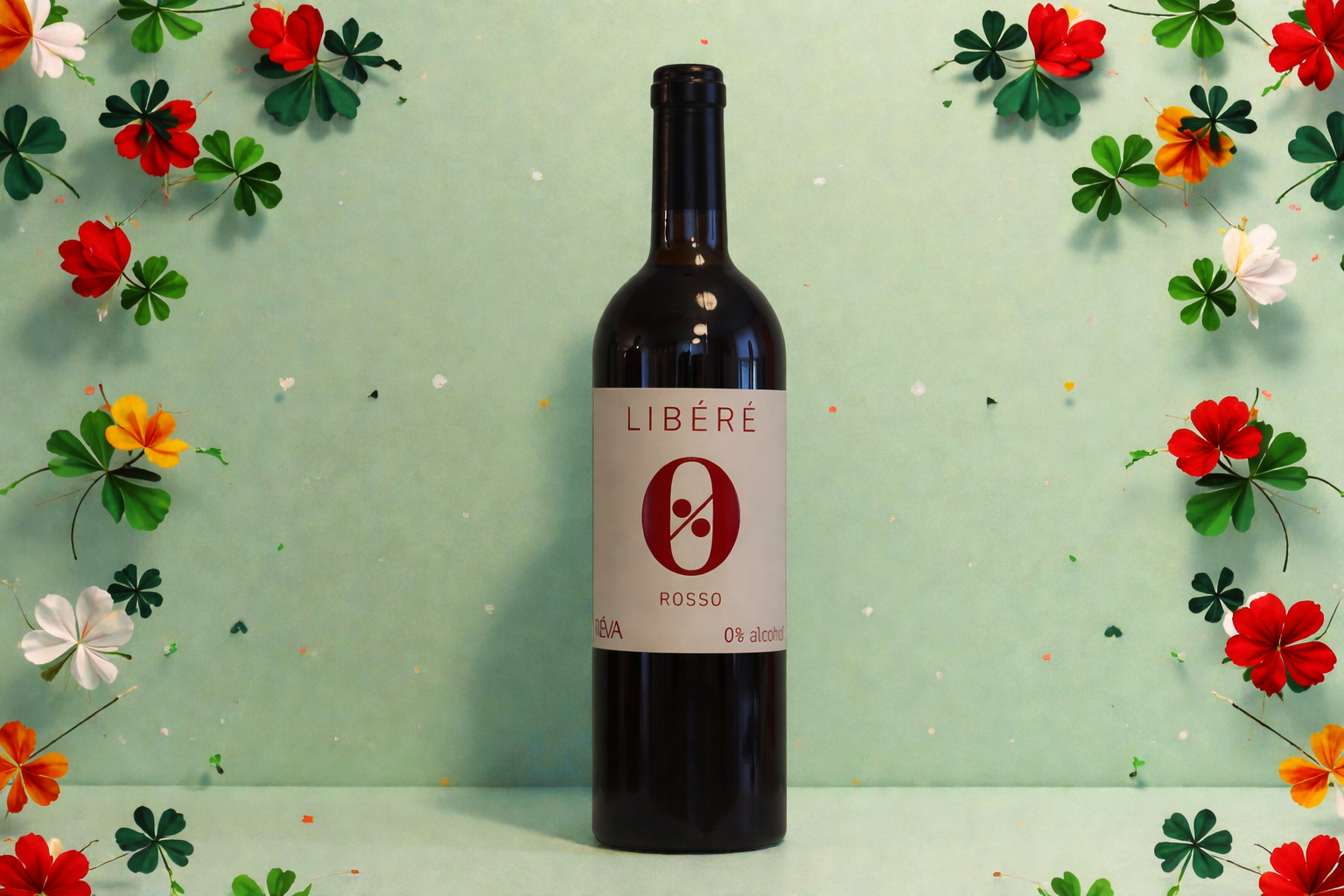 vino rosso analcolico dealcolato da uve nebbiolo di cantina rèva Libéré bottiglia 750ml sfondo con fiori