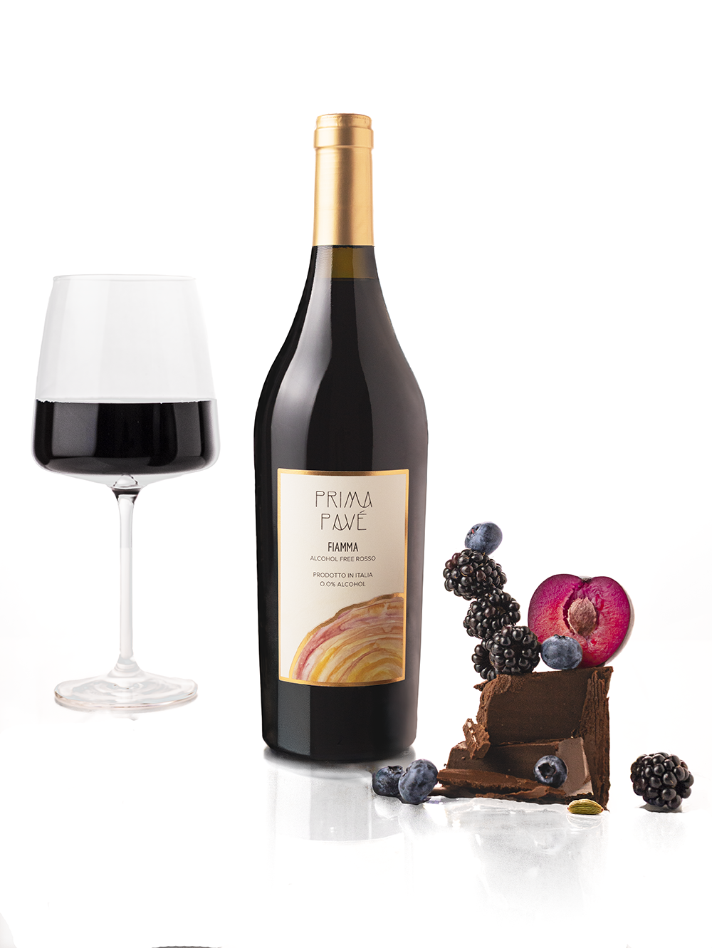 prima pavé fiamma vino analcolico italiano rosso immagine con frutta e cioccolato