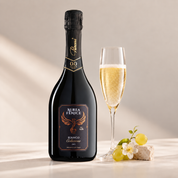 Spumante analcolico 0.0% Aurea Fenice Bianco Dry da Moscato Giallo con calice e uva bianca